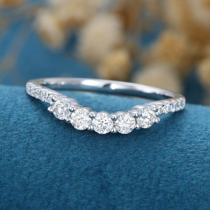 round-shaped-moissanite-curved-wedding-band