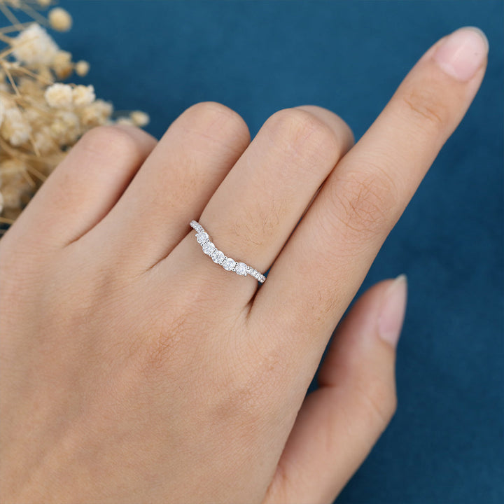 round-shaped-moissanite-curved-wedding-band