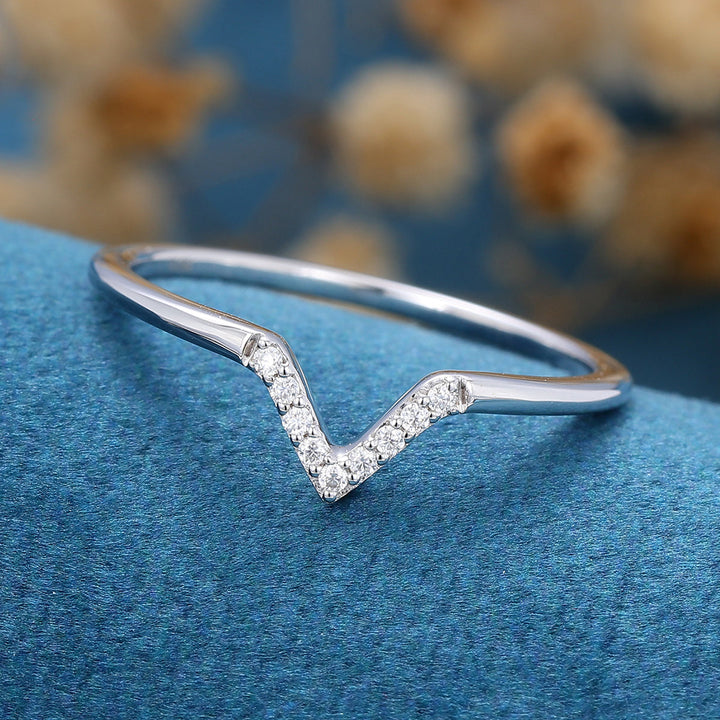 round-shaped-moissanite-curved-wedding-band-1