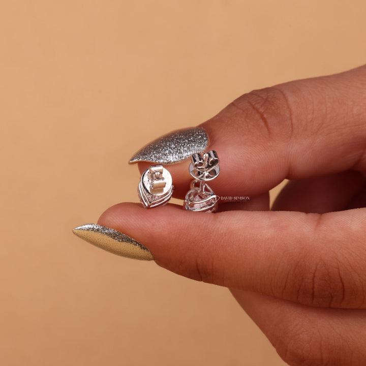 Rose gold moissanite
VVS1 moissanite studs
DEF colorless moissanite