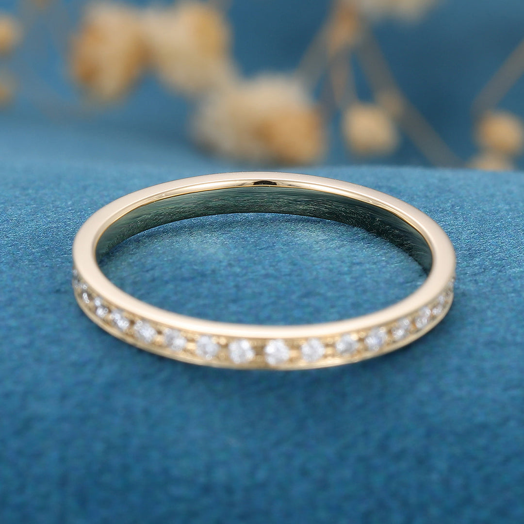 round-shaped-moissanite-channel-setting-wedding-band