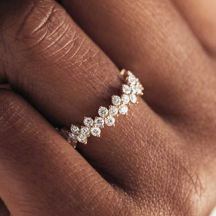 round-shaped-moissanite-cluster-wedding-band