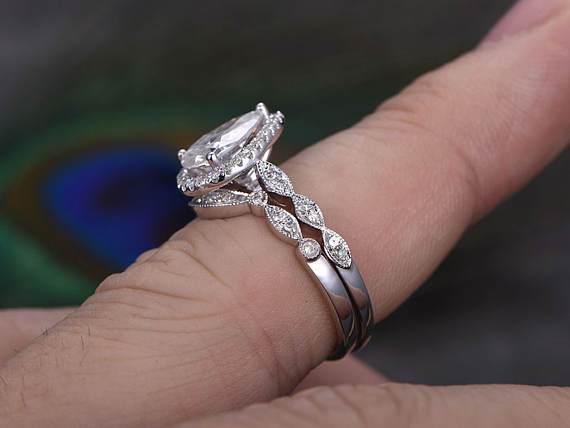 pear-cut-halo-moissanite-bridal-ring-set