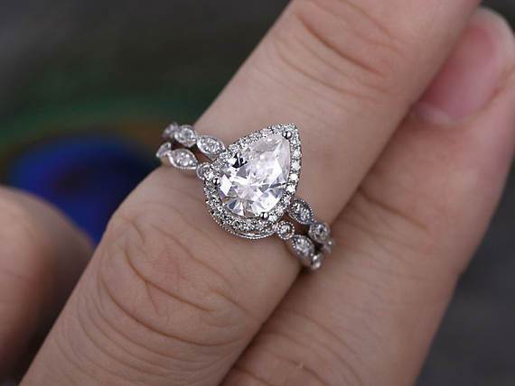 1-0-ct-pear-cut-halo-moissanite-bridal-ring-set