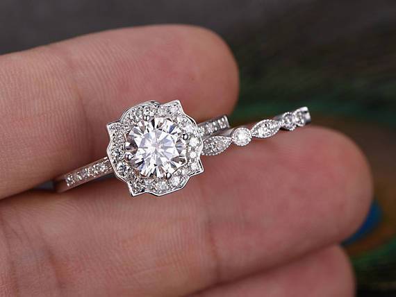 round-vintage-style-moissanite-bridal-ring-set