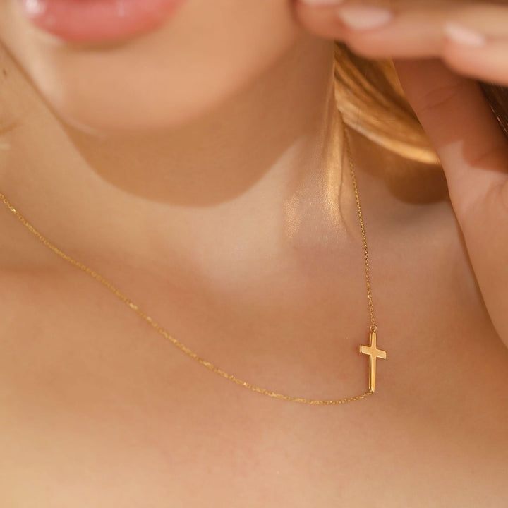 minimalist-cross-pendant-necklace-for-her