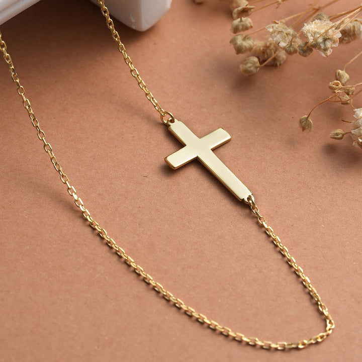 minimalist-cross-pendant-necklace-for-her