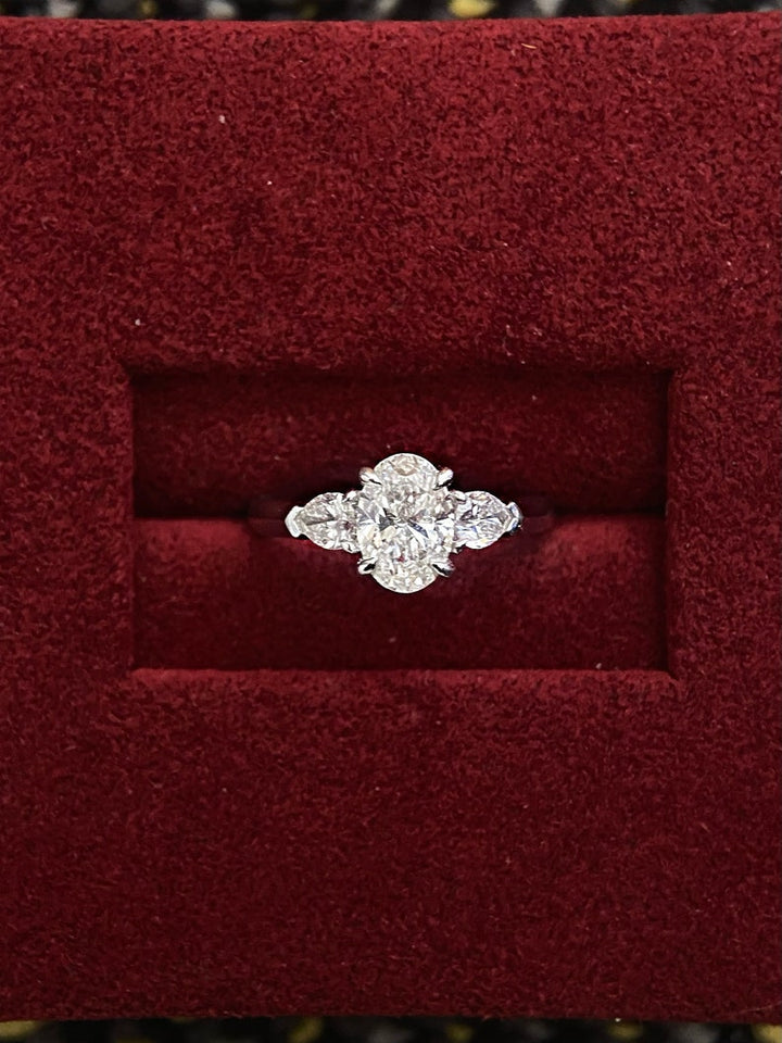 1.0CT-2.0CT Oval Cut Moissanite Three Stone Diamond Engagement Ring