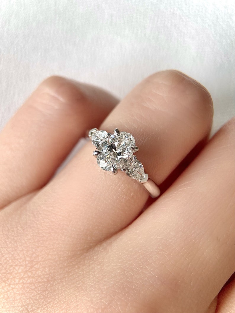 1.0CT-2.0CT Oval Cut Moissanite Three Stone Diamond Engagement Ring