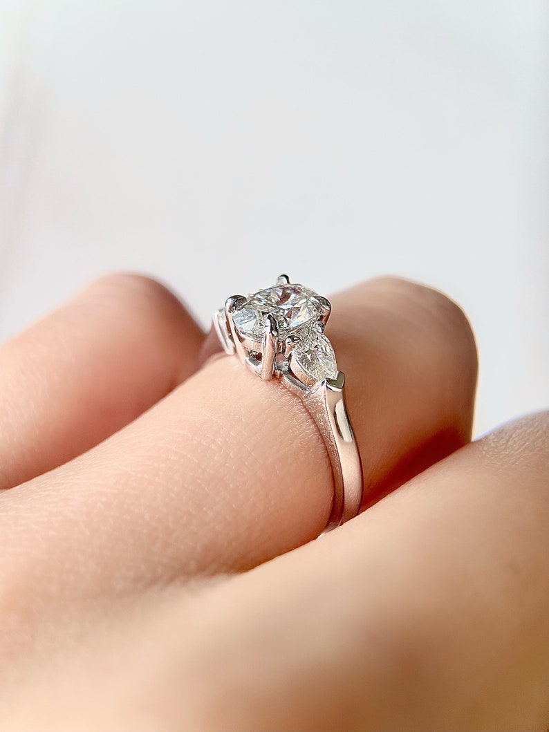 1.0CT-2.0CT Oval Cut Moissanite Three Stone Diamond Engagement Ring