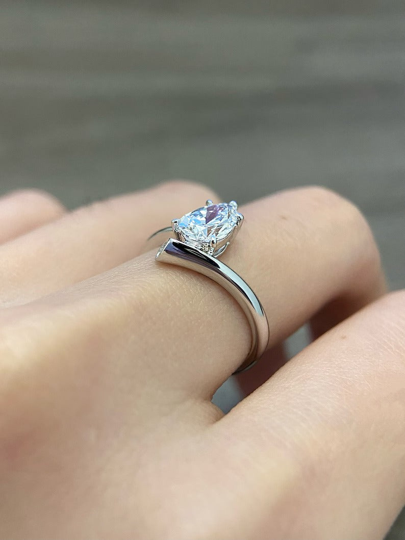 1.0CT-2.0CT Pear Cut Moissanite Diamond Unique Engagement Ring