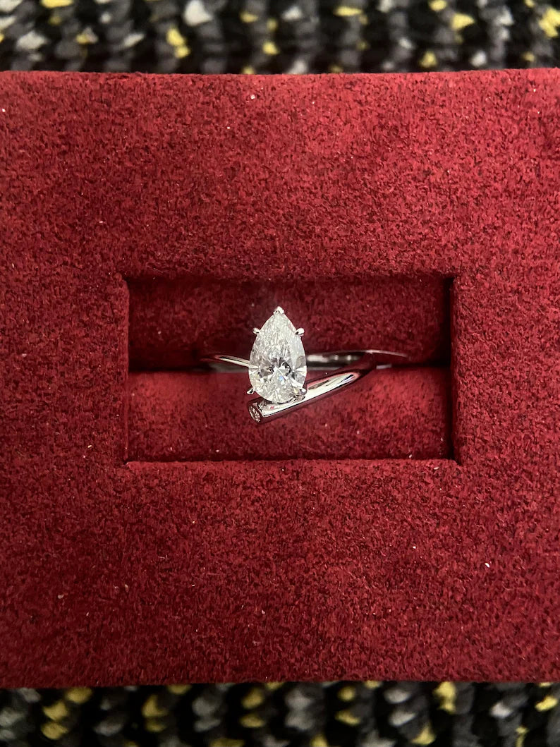 1.0CT-2.0CT Pear Cut Moissanite Diamond Unique Engagement Ring