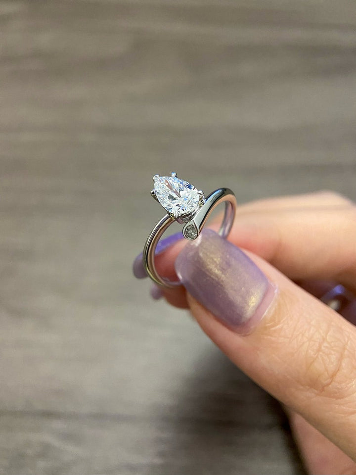 1.0CT-2.0CT Pear Cut Moissanite Diamond Unique Engagement Ring