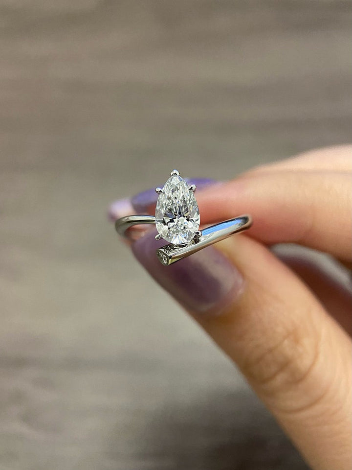 1.0CT-2.0CT Pear Cut Moissanite Diamond Unique Engagement Ring