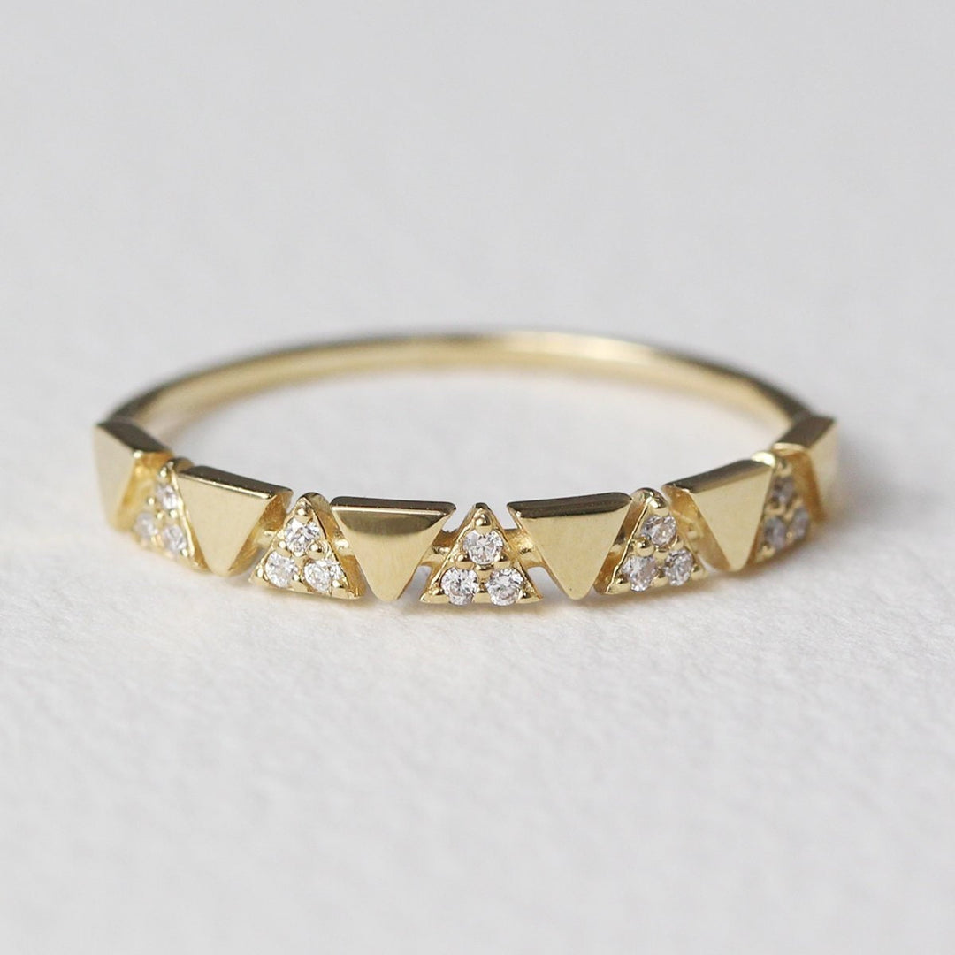 0-18ct-round-alternating-triangle-moissanite-diamond-wedding-band-in-solid-gold