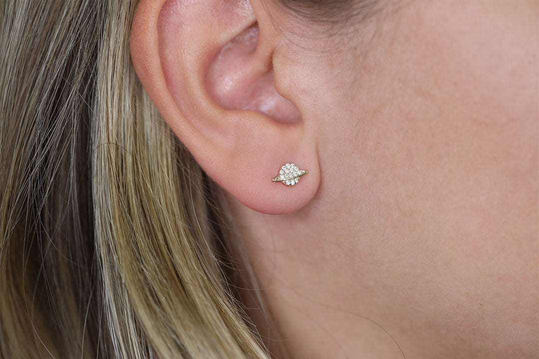 round-saturn-moissanite-diamond-stud-earrings-for-women