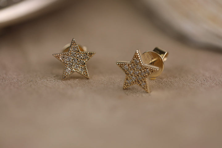 round-star-shaped-moissanite-diamond-stud-earrings-in-solid-gold