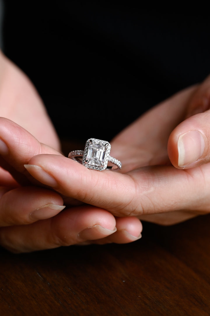 2.0CT-3.0CT Emerald Cut Moissanite Halo Diamond Engagement Ring