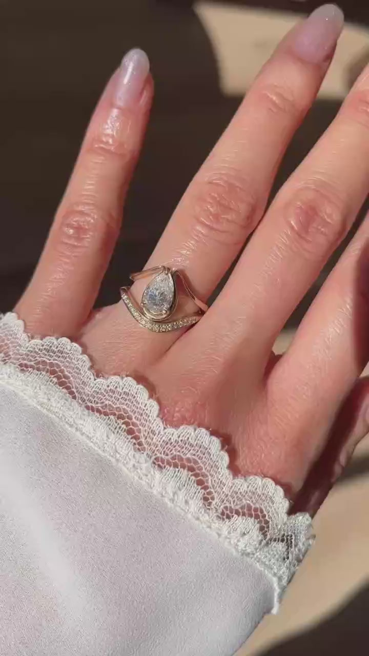 1.0ct-2.0ct Pear Moissanite Diamond Engagement Engagement Rings