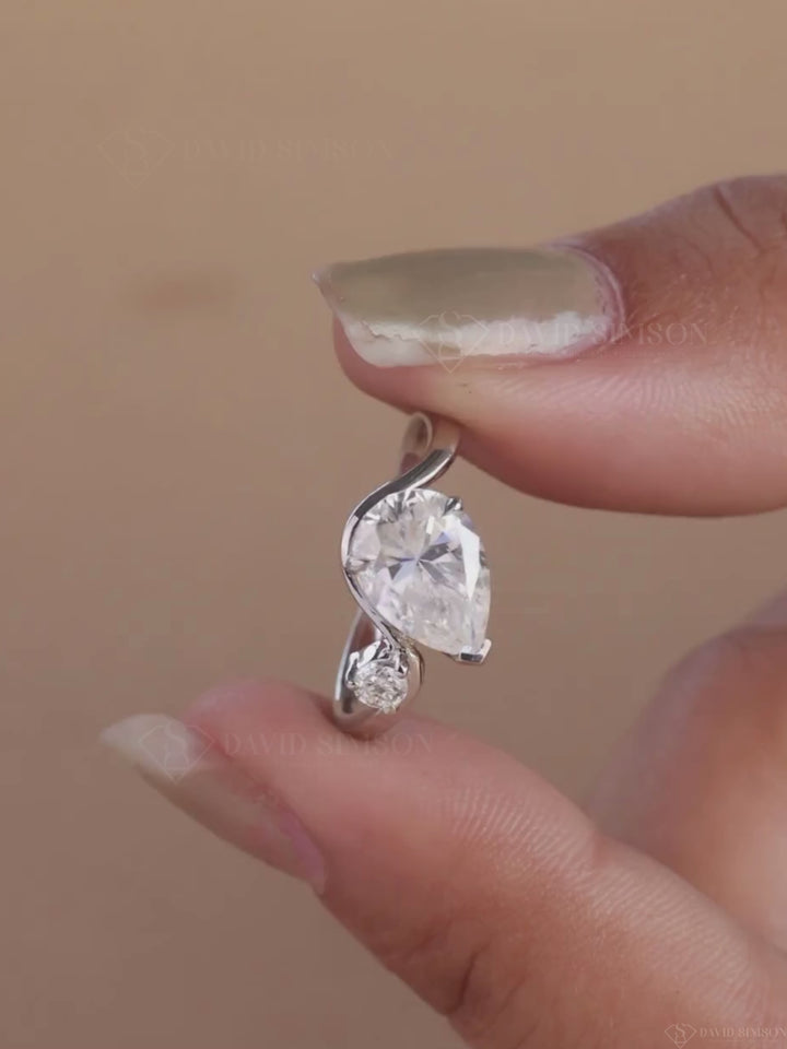 2.0CT-3.0CT Pear Cut Moissanite Diamond Curved Engagement Ring