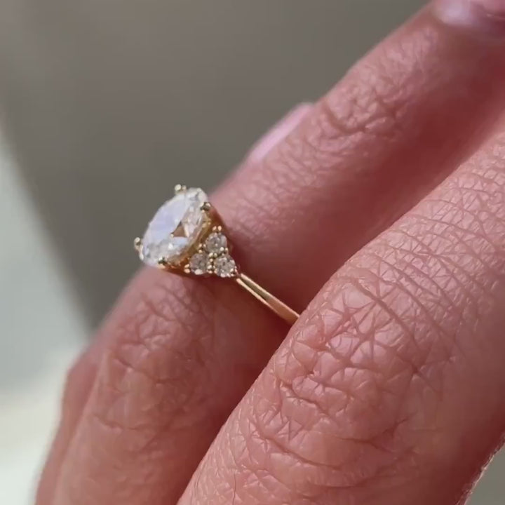 1.26CT-2.5CT Oval Cut Cluster Moissanite Diamond Engagement Ring