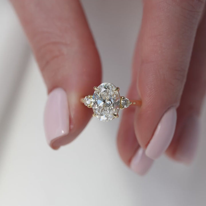 2.0CT-4.0CT Oval Cut Three Stone Moissanite Diamond Engagement Ring